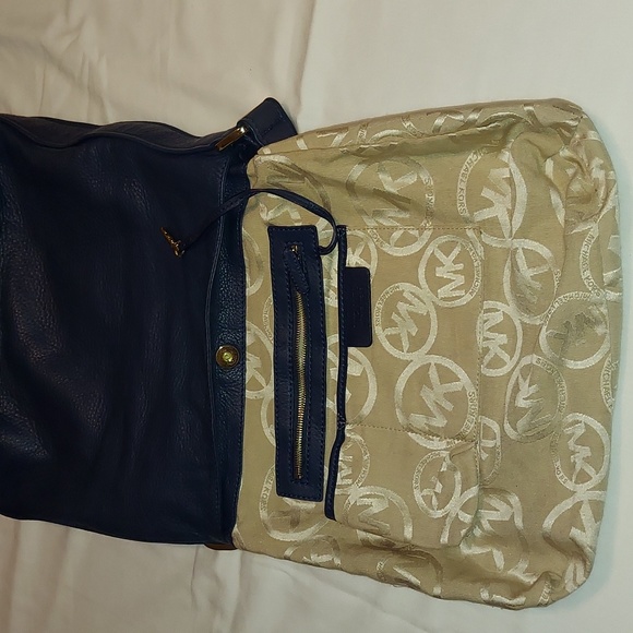 Micheal Kors  Navey Blue Soft Leather Bag. - Picture 9 of 10